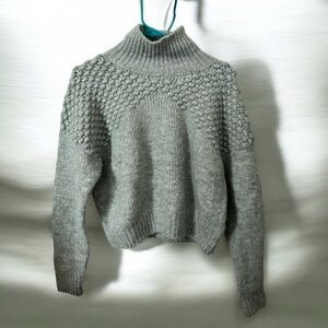 🔘FREE PEOPLE: Women’s size S, gray long sleeve mock neck sweater, preowned🔘